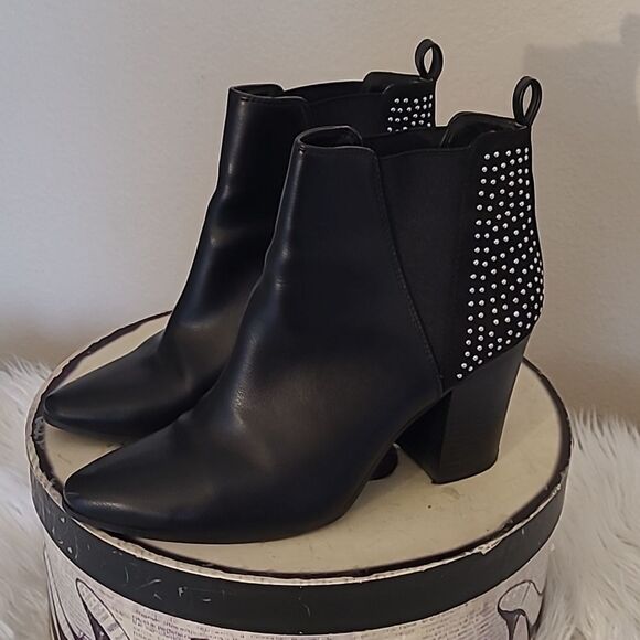Black Bonded Leather Stacked Heel Ankel Booties - Picture 1 of 10